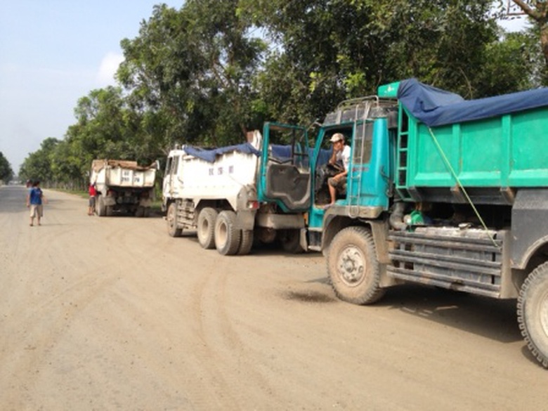 Ba chiếc xe chở qu&aacute; tải đ&atilde; cắt th&ugrave;ng h&agrave;ng cơi nới v&agrave; nhận mức phạt 80 triệu đồng