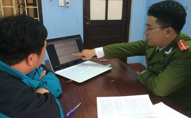 Lực lượng c&ocirc;ng an đang làm vi&ecirc;̣c với đ&ocirc;́i tượng Võ Văn Phi 