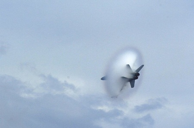 N&oacute; dường như l&agrave; c&aacute;nh cổng mở v&agrave;o một thế giới kh&aacute;c tr&ecirc;n bầu trời 