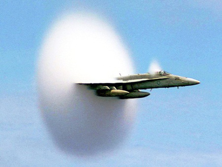 Kh&ocirc;ng kh&iacute; di chuyển kh&ocirc;ng đủ nhanh v&agrave; va đập với nhau tạo n&ecirc;n một bức tường kh&iacute; xung quanh m&aacute;y bay 