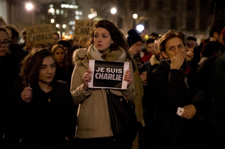 Tại London, nhiều người đ&atilde; tụ họp lại ở quảng trường Trafalgar để tưởng niệm c&aacute;c nạn nh&acirc;n