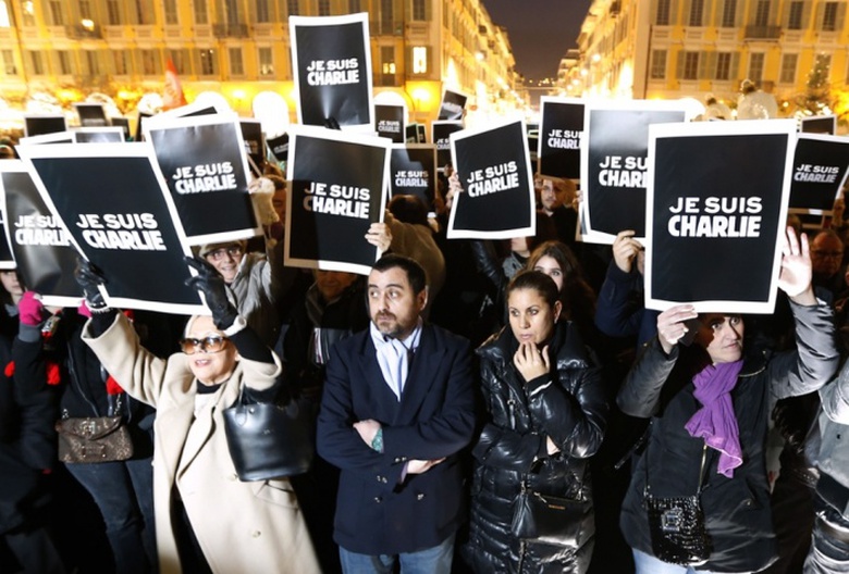&ldquo;Je suis Charlie&rdquo;: Nhiều người biểu t&igrave;nh giơ khẩu hiệu &ldquo;T&ocirc;i l&agrave; Charlie&rdquo; ủng hộ cho những ph&oacute;ng vi&ecirc;n của Charlie Hebdo bị s&aacute;t hại.