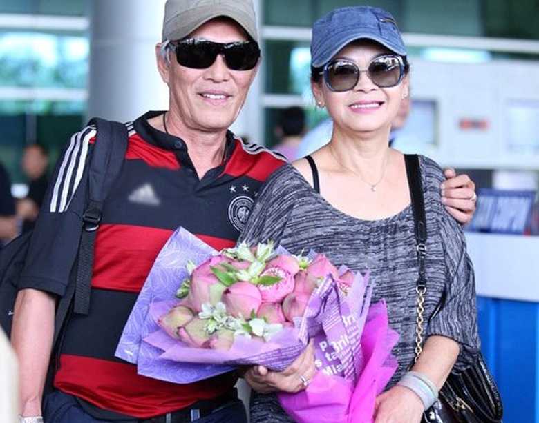 Vợ chồng Kh&aacute;nh Ly trong một lần trở về Việt Nam l&agrave;m liveshow