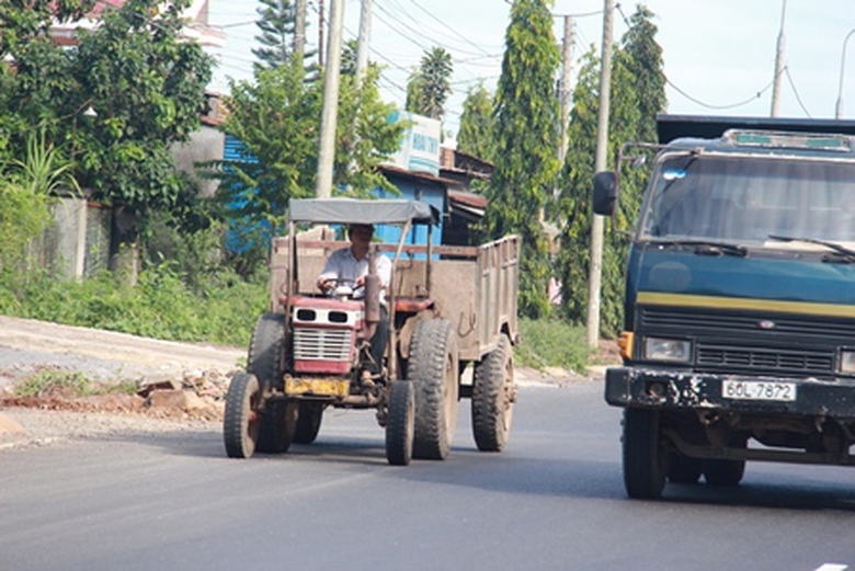 Những chiếc c&ocirc;ng n&ocirc;ng ngang nhi&ecirc;n hoạt động tr&ecirc;n QL20