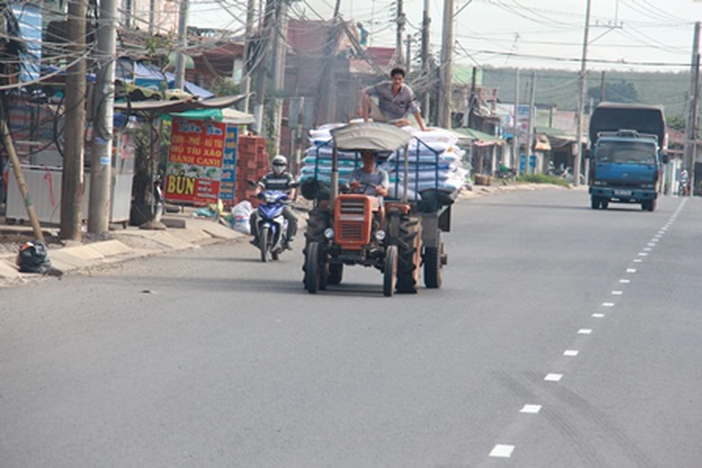 Những chiếc xe c&ograve;n chở cả người ngồi tr&ecirc;n h&agrave;ng h&oacute;a