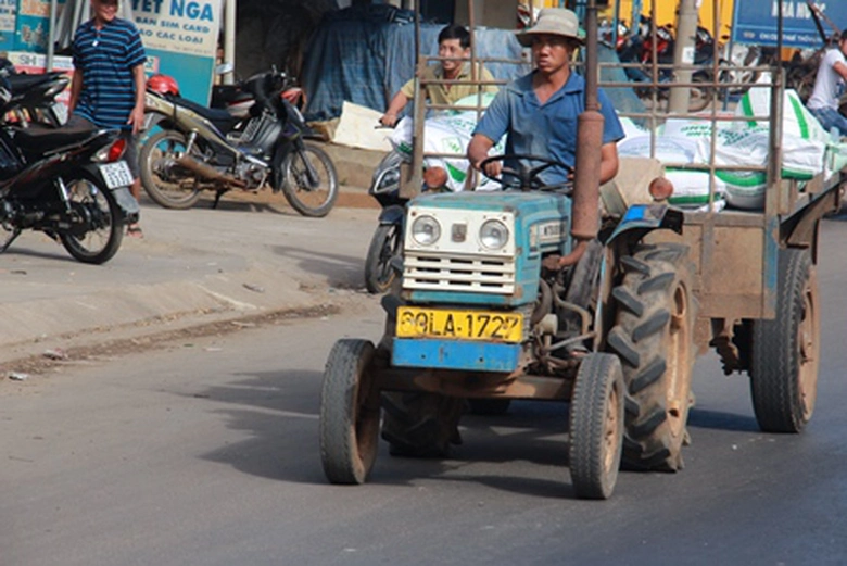Kh&ocirc;ng hề thấy một lực lượng n&agrave;o xử l&yacute; xe c&ocirc;ng n&ocirc;ng chạy tr&ecirc;n quốc lộ