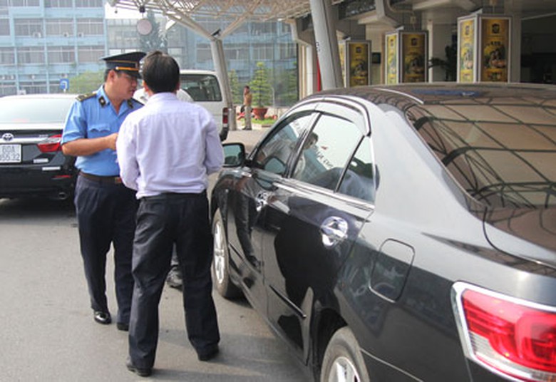 Lực lượng chức năng TP Hồ Ch&iacute; Minh vấp phải phản ứng của nh&agrave; xe khi kiểm tra hoạt động xe Uber