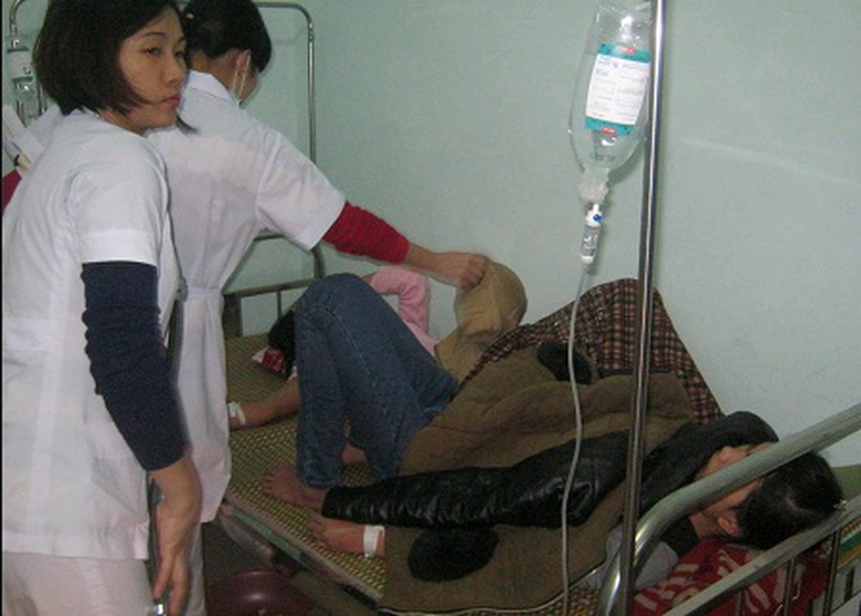 Số lượng c&ocirc;ng nh&acirc;n nhập viện qu&aacute; c&ocirc;ng khiến bệnh viện trở n&ecirc;n qu&aacute; tải.