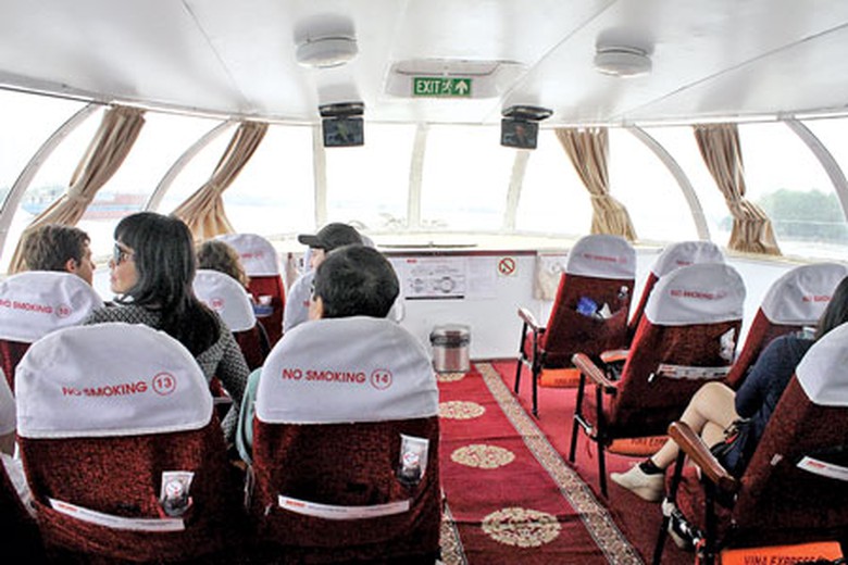 Mặc d&ugrave; l&agrave; khoang VIP nhưng t&agrave;u VinaExpress 2 (khởi h&agrave;nh l&uacute;c 9h ng&agrave;y 6/1 từ TP HCM đi Vũng T&agrave;u) vẫn kh&ocirc;ng đủ kh&aacute;ch