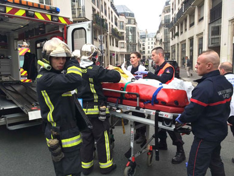 Một nạn nh&acirc;n bị thương đang được nh&acirc;n vi&ecirc;n y tế cấp cứu