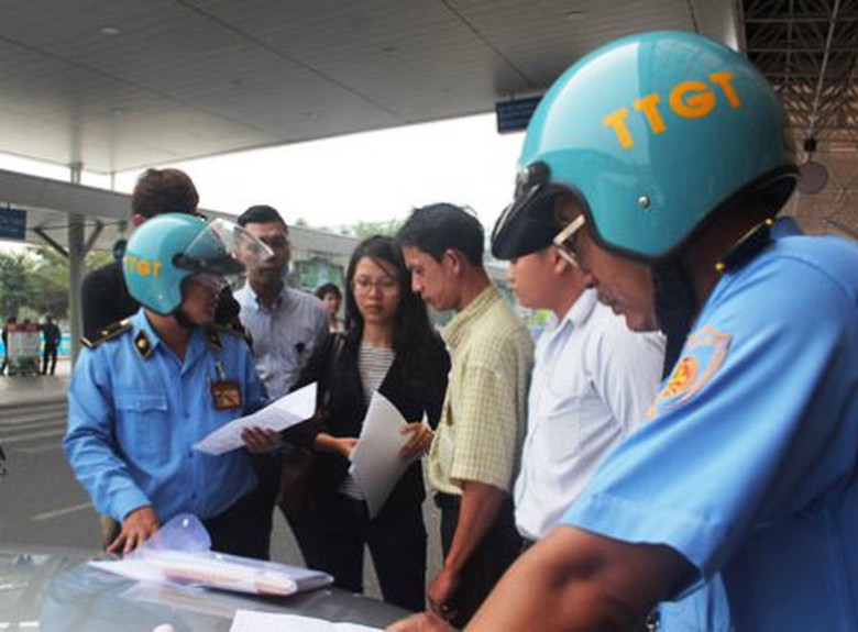 Nhiều t&agrave;i xế phản ứng gay gắt với lực lượng Thanh tra giao th&ocirc;ng