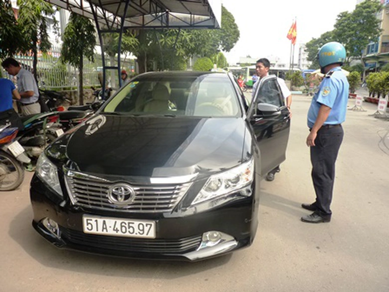Trước đ&oacute;, tại bến xe Miền Đ&ocirc;ng, Thanh tra giao th&ocirc;ng cũng bắt một taxi Uber vừa kh&ocirc;ng xuất tr&igrave;nh được giấy tờ xe vừa vi phạm quy định kinh doanh taxi