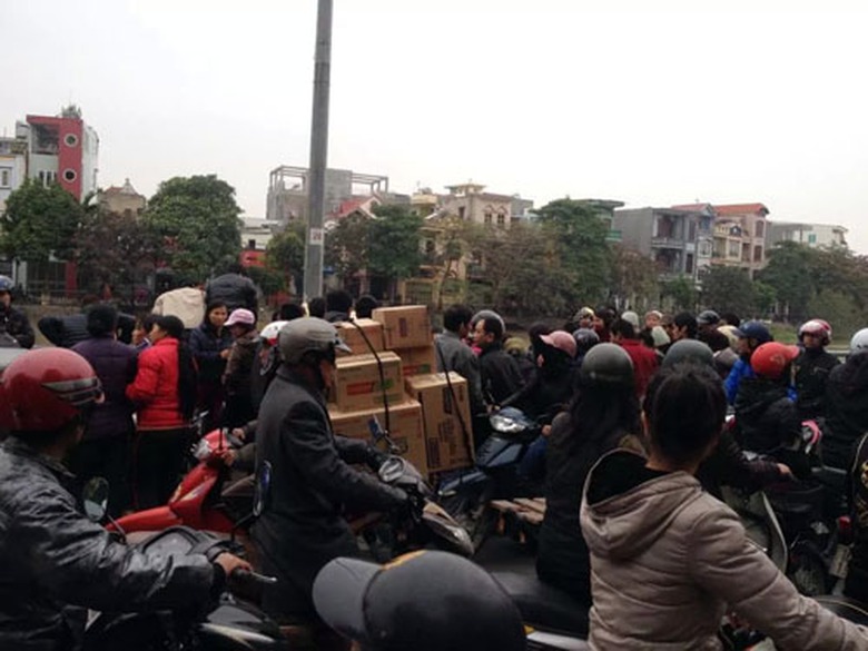 Rất nhiều người hiếu kỳ đi đường theo d&otilde;i vụ việc