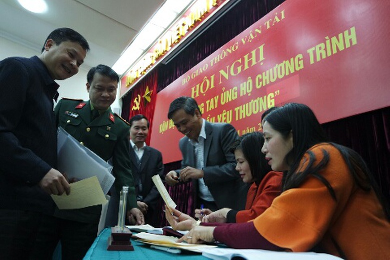 Đại diện l&atilde;nh đạo c&aacute;c đơn vị trong v&agrave; ngo&agrave;i ng&agrave;nh GTVT đăng k&yacute; ủng hộ Nhịp cầu y&ecirc;u thương