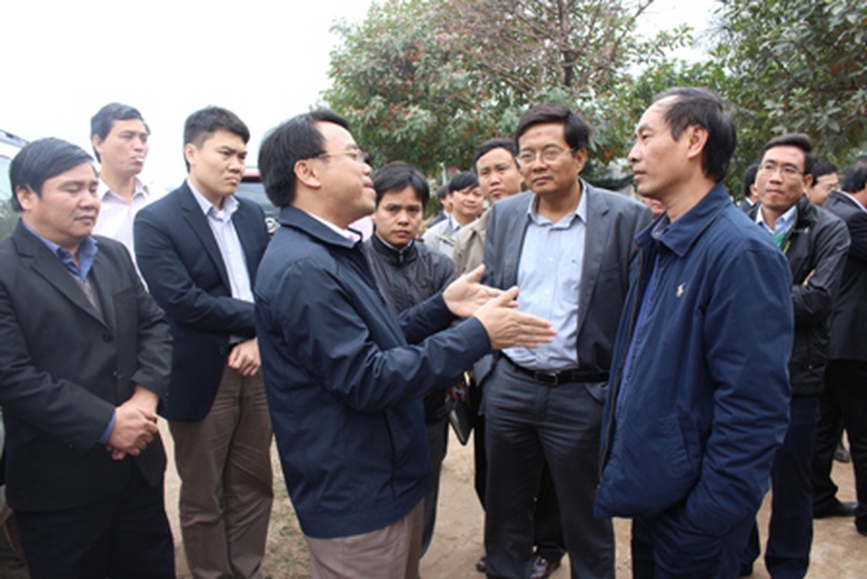 &Ocirc;ng L&ecirc; Đức Tiến - Ph&oacute; Gi&aacute;m đốc Sở GTVT Quảng Trị cam kết với Thứ trưởng L&ecirc; Đ&igrave;nh Thọ sẽ giải quyết dứt điểm c&aacute;c điểm vướng mặt bằng để b&agrave;n giao cho chủ đầu tư v&agrave; nh&agrave; thầu trước Tết Nguy&ecirc;n đ&aacute;n 2015