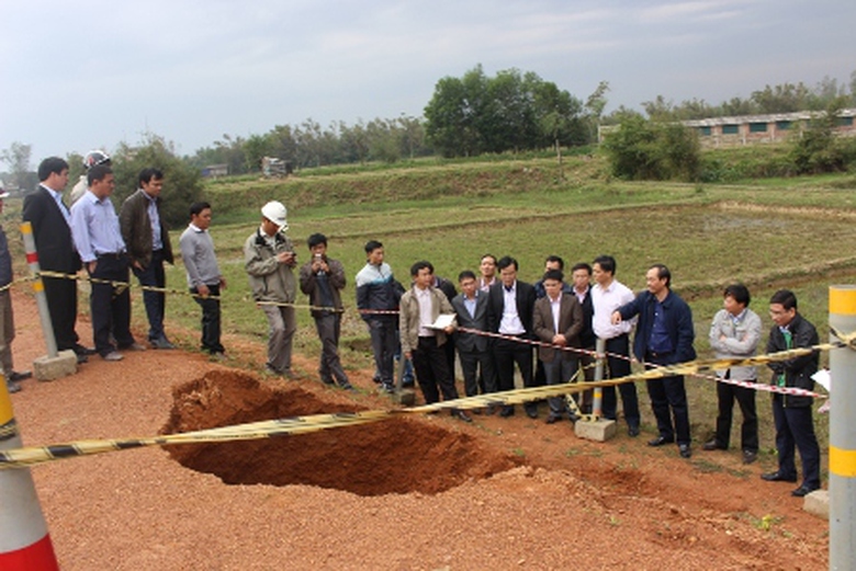 Ng&agrave;y 7/1, &ocirc;ng Nguyễn Kiều Hưng &ndash; Ph&oacute; Tổng gi&aacute;m đốc Ban QLDA 6 (chủ đầu tư) cho biết, đơn vị tư vấn đang khẩn trương phối hợp triển khai khảo s&aacute;t để c&oacute; phương &aacute;n xử l&yacute; điểm sụt l&uacute;n tr&ecirc;n tuyến tr&aacute;nh Hiền Lương theo chỉ đạo của Thứ trưởng L&ecirc; Đ&igrave;nh Thọ