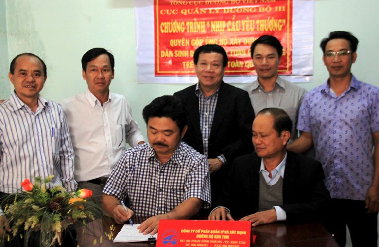 Cục trưởng Cục QLĐB III v&agrave; l&atilde;nh đạo c&ocirc;ng ty k&yacute; kết bi&ecirc;n bản ủng hộ chương tr&igrave;nh 