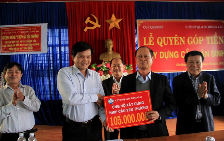 105 triệu đồng được C&ocirc;ng ty CP Quản l&yacute; v&agrave; sửa chữa Gia Lai ủng hộ chương tr&igrave;nh mang t&iacute;nh nh&acirc;n văn, thiết thực, x&acirc;y cầu d&acirc;n sinh