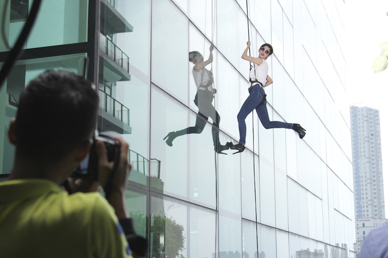 Xu&acirc;n Lan treo người tr&ecirc;n cao tạo d&aacute;ng chụp ảnh