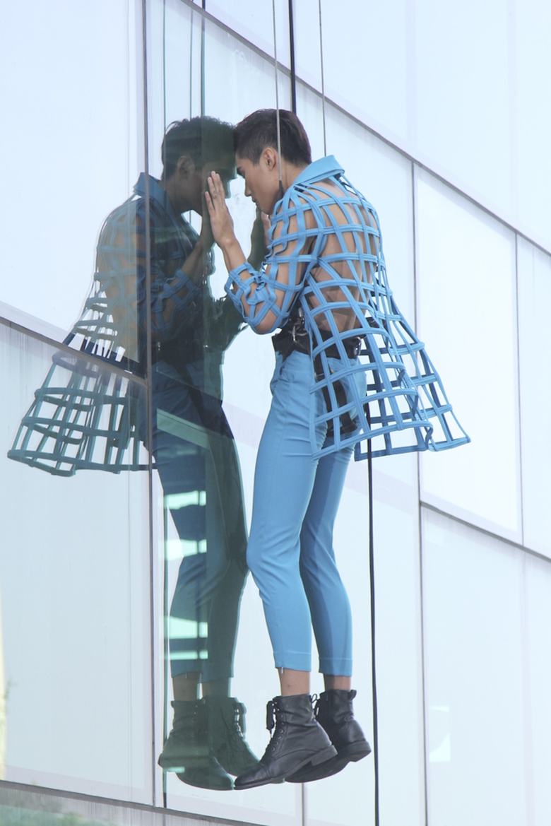 C&aacute;c th&iacute; sinh sẽ bị treo lơ lửng tr&ecirc;n kh&ocirc;ng v&agrave; buộc tạo d&aacute;ng khi c&aacute;ch mặt đất đến gần 20m.