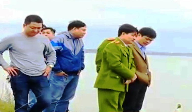 Lực lượng chức năng t&igrave;m kiếm thi thể ch&aacute;u Hiếu tr&ecirc;n s&ocirc;ng