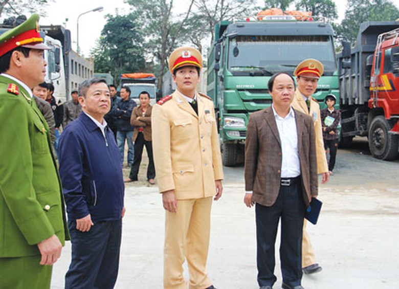 Chủ tịch UBND tỉnh H&agrave; Tĩnh V&otilde; Kim Cự (thứ hai từ tr&aacute;i sang) kiểm tra xe qu&aacute; tải tại hai mỏ đ&aacute; Cơn Tria v&agrave; Hồng Sơn ng&agrave;y 3/1Ảnh: Trần Lộc