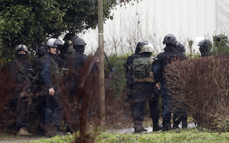 Lực lượng cảnh s&aacute;t v&agrave;o vị tr&iacute;, chuẩn bị tấn c&ocirc;ng nơi ẩn n&aacute;u của hai nghi phạm 