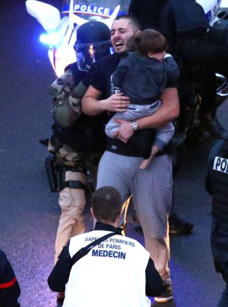 Một nh&acirc;n vi&ecirc;n an ninh trực tiếp hỗ trợ đưa con tin ra ngo&agrave;i an to&agrave;n