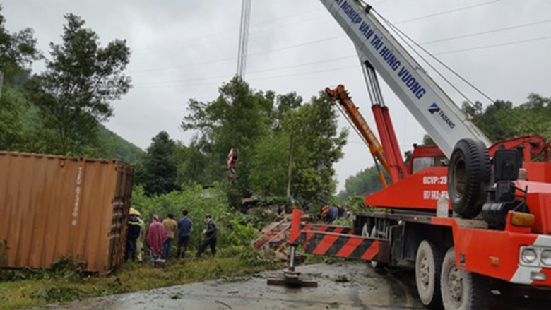 Xe cứu h&ocirc;̣ c&acirc;̉u 2 xe bị nạn l&ecirc;n khỏi hi&ecirc;̣n trường