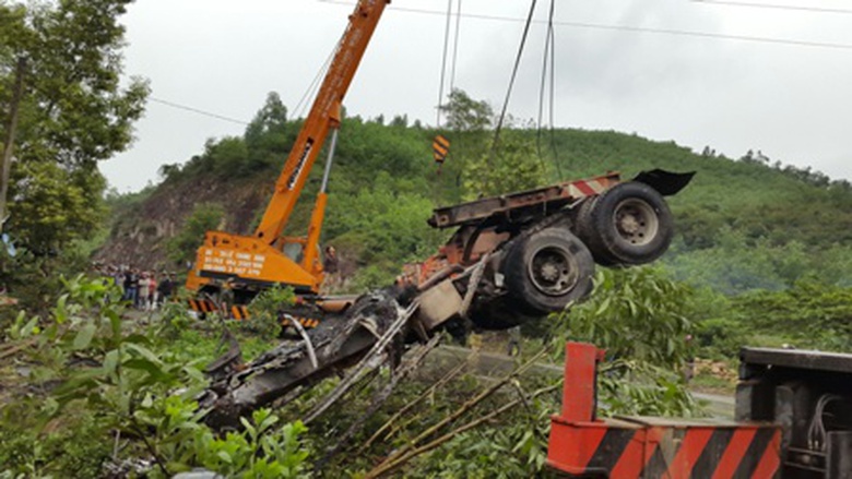 Ph&acirc;̀n xe đ&acirc;̀u kéo bị thi&ecirc;u rụi được c&acirc;̉u l&ecirc;n