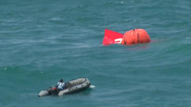 Phần đu&ocirc;i m&aacute;y bay QZ8501 đ&atilde; được b&oacute;ng cứu hộ đẩy l&ecirc;n mặt nước biển