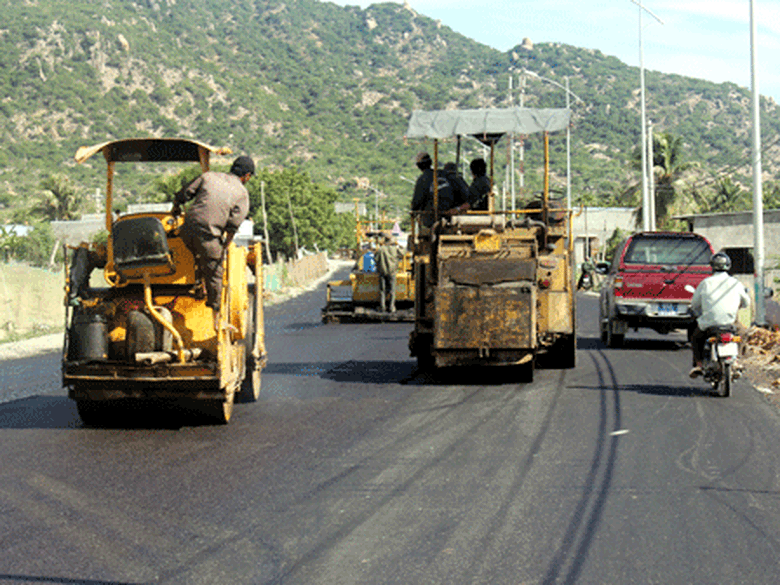 Thi c&ocirc;ng tr&ecirc;n tuyến đường ven biển Ninh Thuận.
