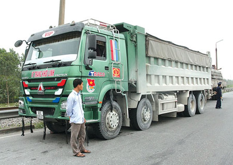 Xe qu&aacute; tải của danh nghiệp Khởi Linh
