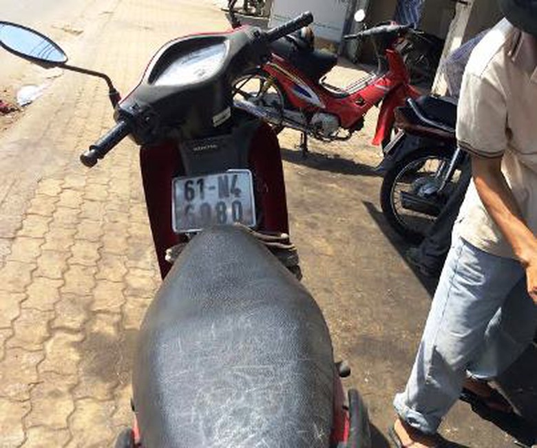 Hiệp sĩ đ&atilde; cố ngăn t&ecirc;n trộm chiếc xe wave m&agrave;u đỏ biển số 61N4-6080 của anh Th&aacute;i Huy Bảo