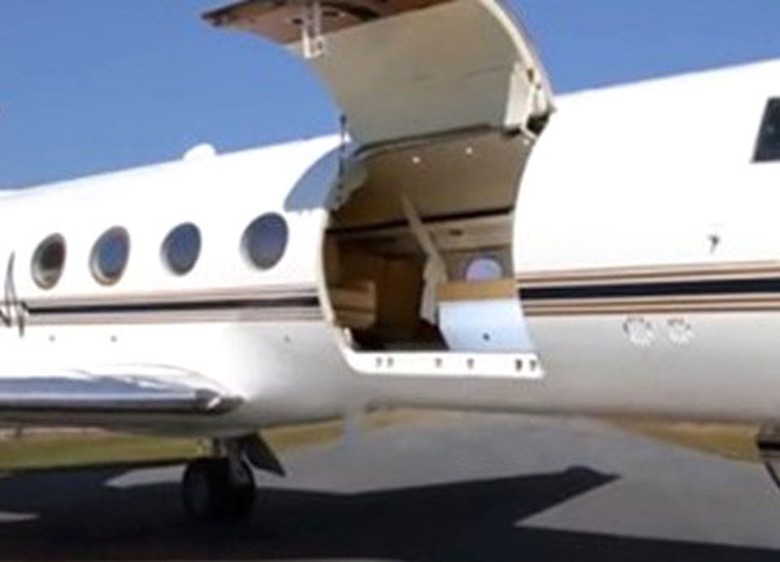 Cửa m&aacute;y bay rộng để dễ d&agrave;ng di chuyển người bệnh. 