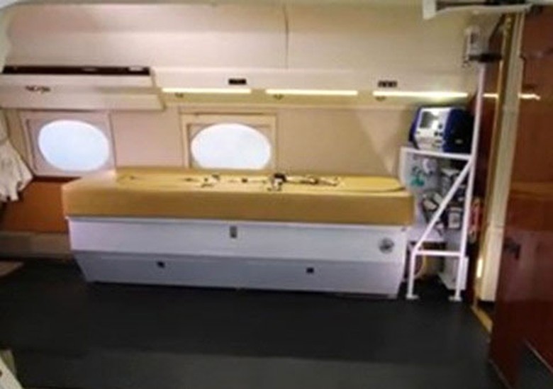 Giường bệnh được thiết kế ngay đối diện cửa m&aacute;y bay. 