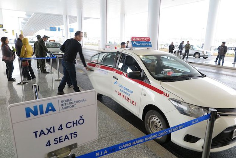 nh&agrave; ga đ&atilde; bố tr&iacute; cho taxi đ&oacute;n kh&aacute;ch ở l&agrave;n trong c&ugrave;ng, kh&aacute;ch đi taxi phải xếp h&agrave;ng lần lượt