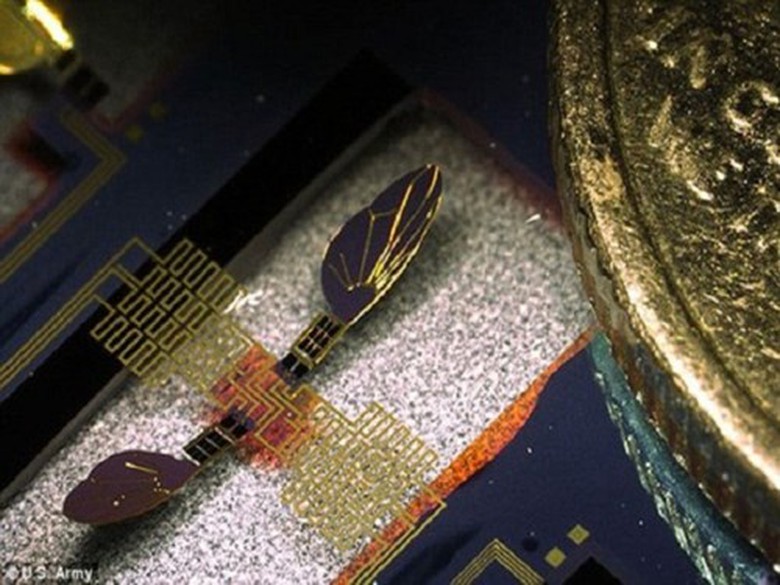 Mỹ sử dụng chất liệu lead zirconate titanate (PZT) để chế tạo ra c&aacute;nh của c&ocirc;n tr&ugrave;ng m&aacute;y, kh&ocirc;ng cần đến động cơ vẫn hoạt động được