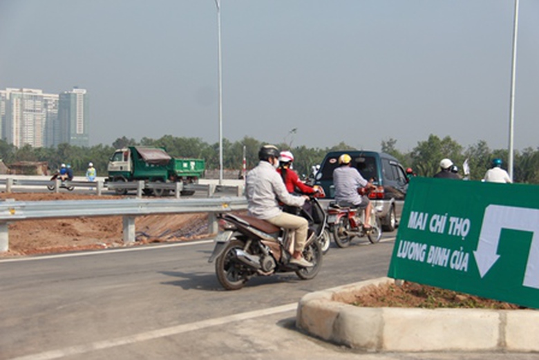 Xe m&aacute;y được đi v&agrave;o một đoạn 500m th&igrave; rẽ tr&aacute;i để sang Lương Đ&igrave;nh Của