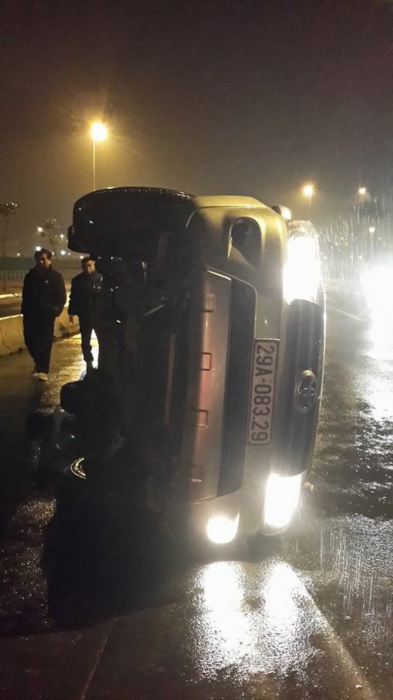 T&agrave;i xế rời khỏi hiện trường ngay sau vụ tai nạn, c&ograve;n chiếc xe bị lật nghi&ecirc;ng trong t&igrave;nh trạng vẫn s&aacute;ng đ&egrave;n v&agrave; nổ m&aacute;y