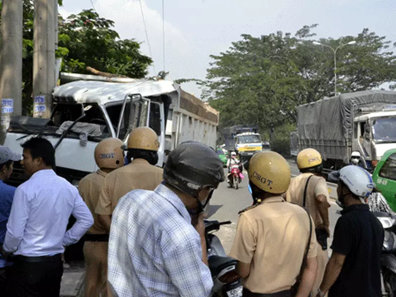 T&agrave;i xế lao v&agrave;o cột điện b&ecirc;n đường để tr&aacute;nh lao v&agrave;o nhiều xe kh&aacute;c đang dừng chờ đ&egrave;n đỏ.