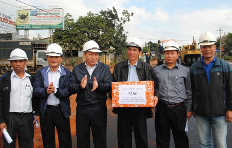 Thứ trưởng trao qu&agrave; động vi&ecirc;n nh&agrave; thầu Đ&ocirc;ng Hưng Gia Lai