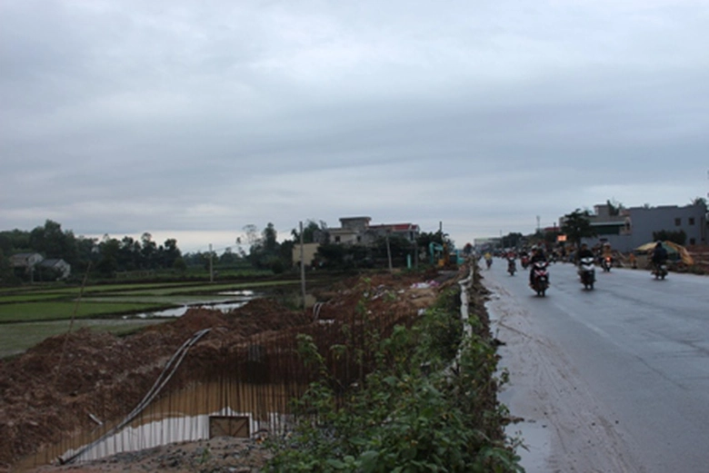 Trời mưa khi&ecirc;́n vi&ecirc;̣c thi c&ocirc;ng nhi&ecirc;̀u đoạn thu&ocirc;̣c dự án mở r&ocirc;̣ng QL1 phía Bắc tỉnh Quảng Ngãi đang thi c&ocirc;ng dỡ dang h&acirc;̀u như &ldquo;d&acirc;̃m ch&acirc;n tại ch&ocirc;̃&rdquo;