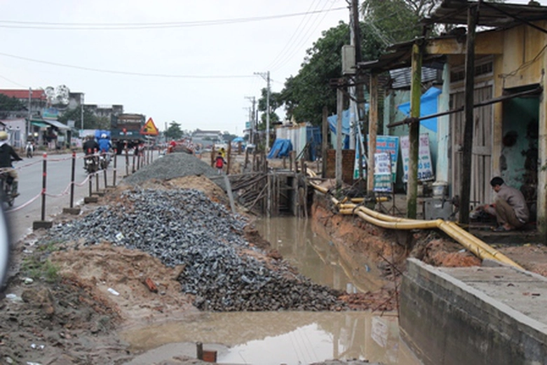 Nơm nớp lo cho những đứa trẻ &ldquo;v&ocirc; tư&rdquo; chơi đừa mi&ecirc;̣ng h&ocirc;́ c&ocirc;ng trình đang thi c&ocirc;ng dỡ dang