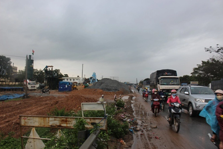 Người và phương ti&ecirc;̣n tham gia giao th&ocirc;ng cũng đ&ocirc;́i mặt với kh&ocirc;ng ít khó khăn, nguy hi&ecirc;̉m khi lưu th&ocirc;ng b&ecirc;n c&ocirc;ng trình đang thi c&ocirc;ng ng&ocirc;̃n ngang dang dỡ khi trời mưa&hellip;