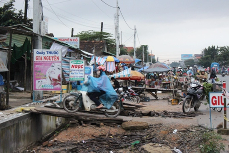 Trong khi đó, b&acirc;́t ch&acirc;́p QL1 đang thi c&ocirc;ng dỡ dang, người d&acirc;n v&acirc;̃n cứ&hellip; v&ocirc; tư họp chợ