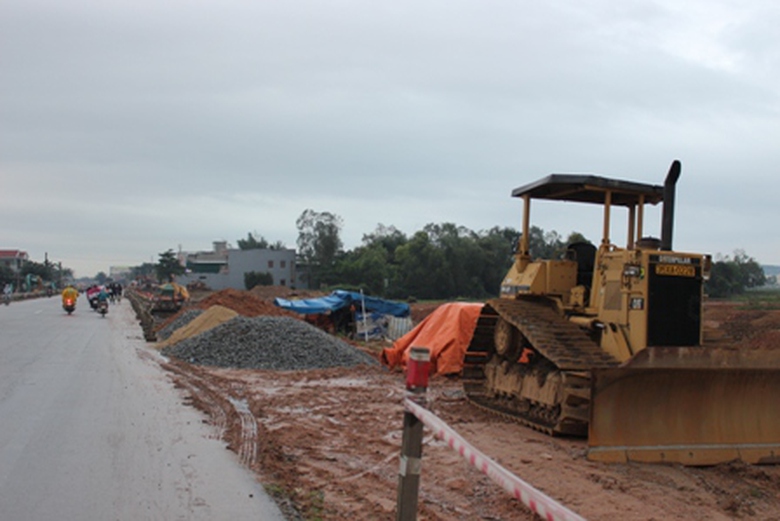 Có những đoạn, mặc dù nhà th&acirc;̀u đã l&acirc;̣p lán trại &ldquo;dã chi&ecirc;́n&rdquo; và máy móc, v&acirc;̣t li&ecirc;̣u cũng đã được t&acirc;̣p k&ecirc;́t tr&ecirc;n c&ocirc;ng trường, nhưng h&acirc;̀u như v&acirc;̃n đang &ldquo;bó tay&rdquo; với trời mưa