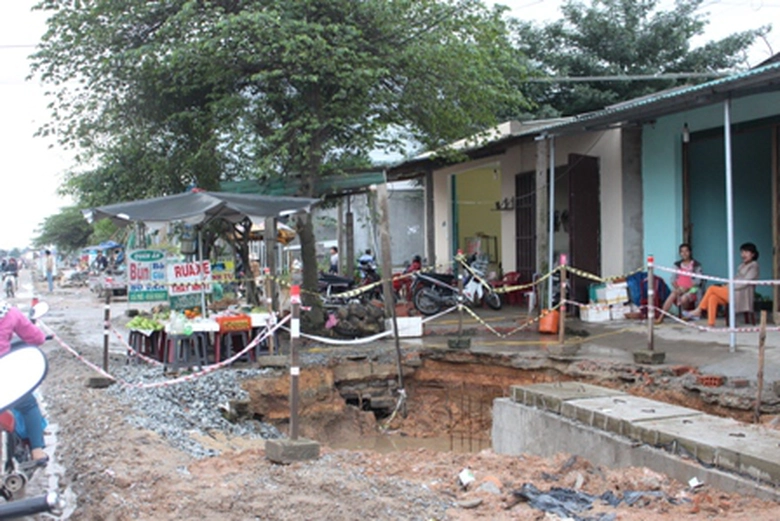 Các h&ocirc;̣ d&acirc;n sinh s&ocirc;́ng, kinh doanh bu&ocirc;n bán&hellip; dọc 2 b&ecirc;n tuy&ecirc;́n đang phải&hellip; &ldquo;s&ocirc;́ng chung&rdquo; với cảnh QL1 đang thi c&ocirc;ng dang dỡ &ldquo;d&acirc;̃m ch&acirc;n tại ch&ocirc;̃&rdquo; dưới trời mưa. 