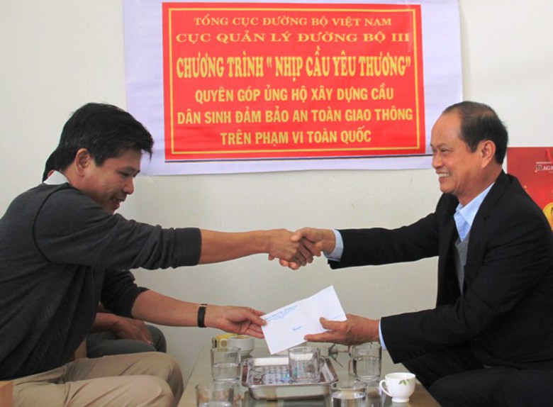 L&atilde;nh đạo C&ocirc;ng ty TNHH Tư vấn v&agrave; x&acirc;y dựng C.D.C (Đắk Lắk) trao bi&ecirc;n bản ủng hộ số tiền 10 triệu đồng ủng hộ 