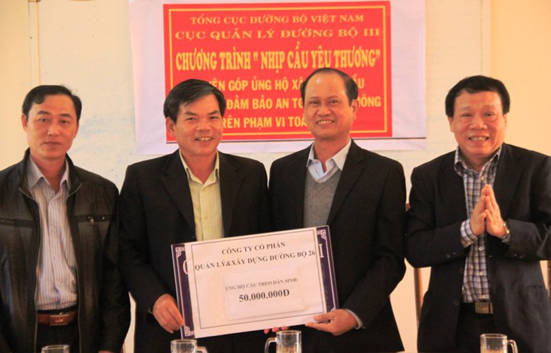 Cục trưởng V&otilde; Đ&igrave;nh Dũng đại diện đo&agrave;n c&ocirc;ng t&aacute;c nhận số tiền ủng hộ 50 triệu đồng từ &ocirc;ng Nguyễn Minh Tiến, Chủ tịch HĐQT, Gi&aacute;m đốc C&ocirc;ng ty Quản l&yacute; v&agrave; sửa chữa đường bộ 26 (Đắk Lắk). Năm 2014, sản lượng đơn vị n&agrave;y kh&ocirc;ng đạt được 40 tỷ theo Nghị quyết Đại hội cổ đ&ocirc;ng. Kh&oacute; khăn, nhưng tập thể l&atilde;nh đạo, CBNV c&ocirc;ng ty t&iacute;ch cực hưởng ứng chương tr&igrave;nh.